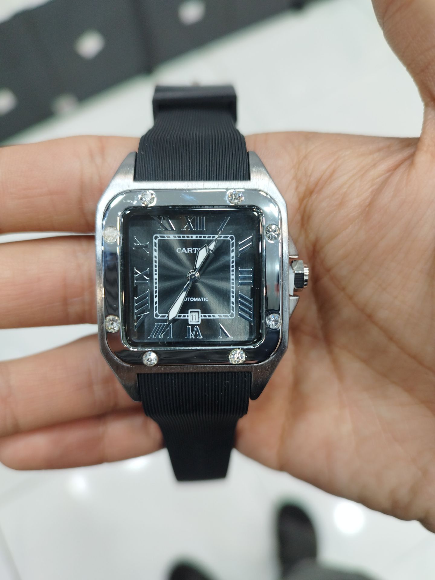 کد 2385 مردانه برند کارتیر CARTIER  باکیفیت  بند رابر  طراحی خاص و زیبا موتور کوارتز قفل سگگی  دارای روز شمار ترند بازار