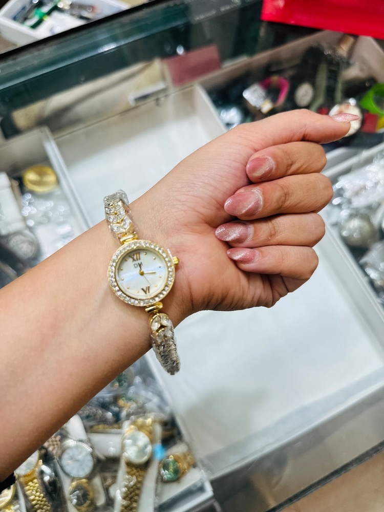 ساعت زنانه شیک دارای نگین