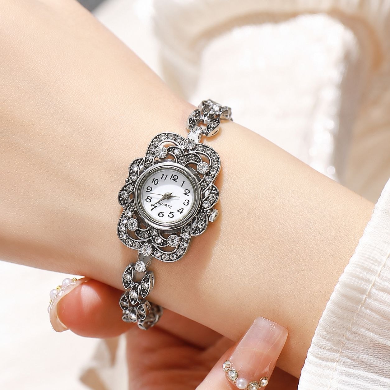 ROYAL silver   ⌚️new collection   👑 مدل «ملکه نقره‌ای»  مدل لوفیان موتور کوارتز  فول استون صفحه شماره دار  کیفیت عالی قفل دستبندی  بندزنبوری