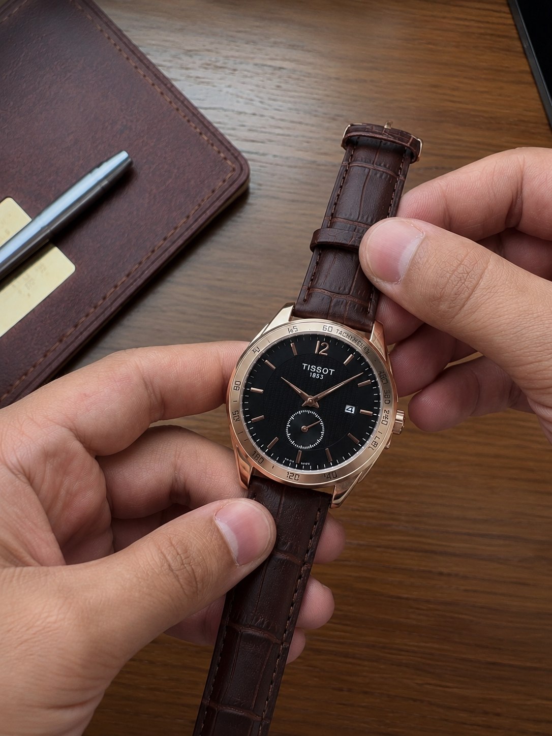 TISSOT  Man collection   تیسوت  مناسب آقایان  موتور کوارتز قفل کمربندی  بندچرمی  قهوه ای دارای روز شمار قاب رزگلد مناسب استایل رسمی وروزمره