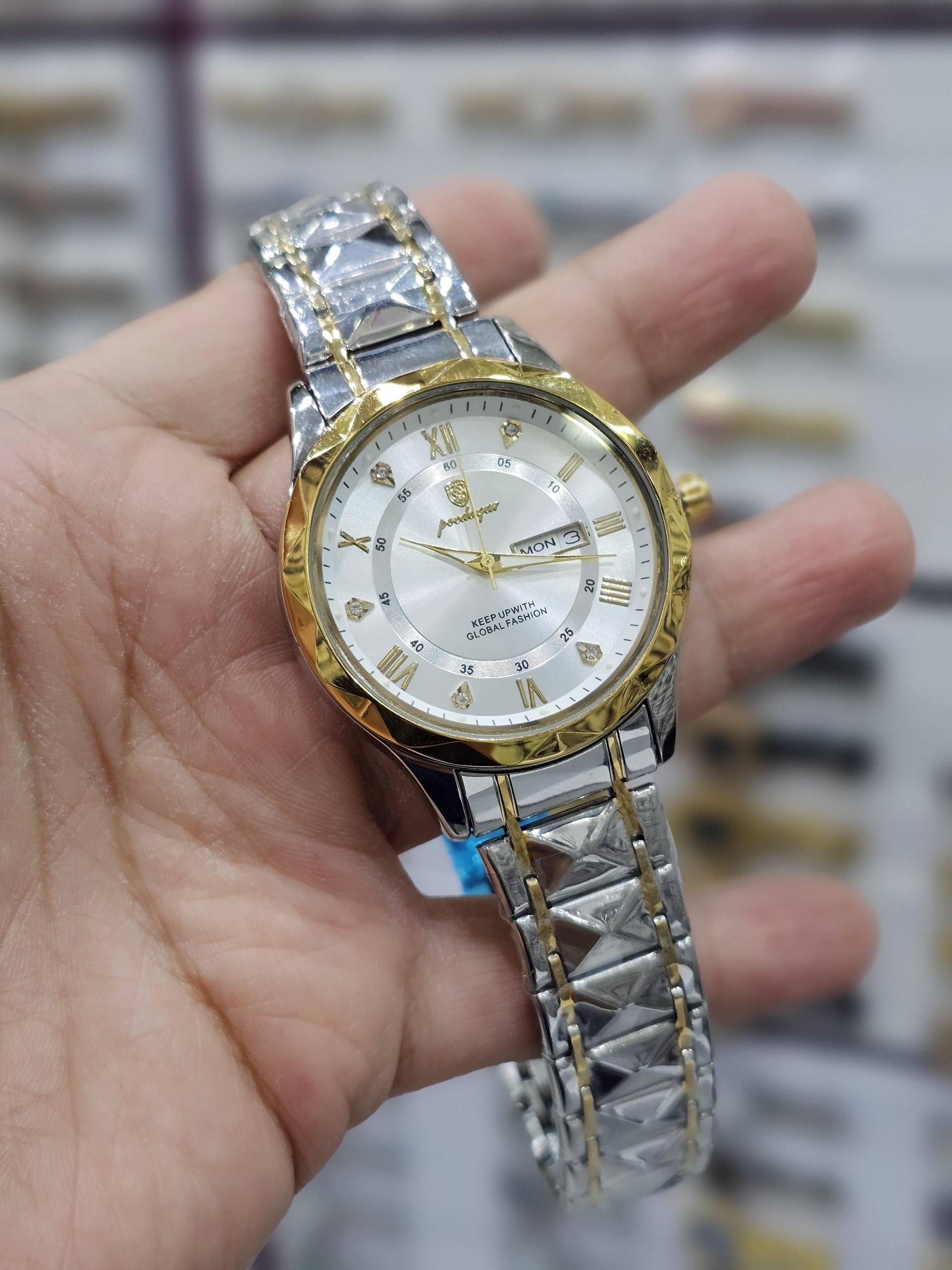 ☑️poedagar  《highe quality》  ساعت پوداگار                      ✨ ظرافتی که در همان نگاه اول دل می‌برد ✨  ترکیب چشم‌نواز طلایی و نقره‌ای  طراحی خاص و متفاوت  مناسب هدیه و استفاده روزمره  دارای روز شمار و ایام هفته  صفحه شب نما  برند شرکتی  طرح الماس بند استیل رنگ ثابت  قفل پروانه ای  موتور کوارتز