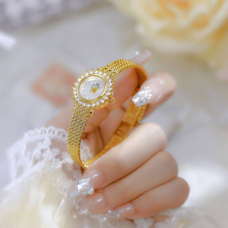 ساعت زنانه برند b.s Bee sister برند: bee sister رنگ طلایی صفحه سفید قاب و صفحه نگین دار قفل ریلی قابل تنظیم رنگ ثابت موتور کوارتز