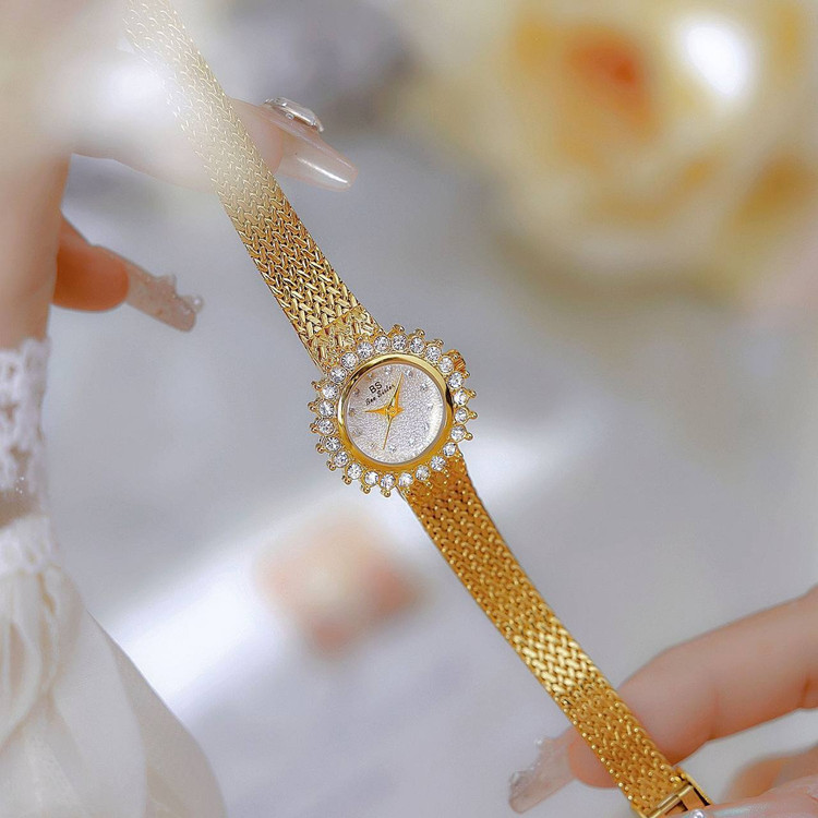 ساعت زنانه برند b.s Bee sister برند: bee sister رنگ طلایی صفحه سفید قاب و صفحه نگین دار قفل ریلی قابل تنظیم رنگ ثابت موتور کوارتز