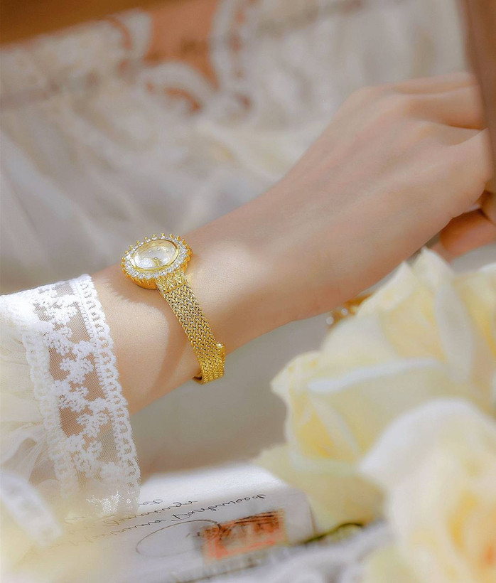 ساعت زنانه برند b.s Bee sister برند: bee sister رنگ طلایی صفحه سفید قاب و صفحه نگین دار قفل ریلی قابل تنظیم رنگ ثابت موتور کوارتز
