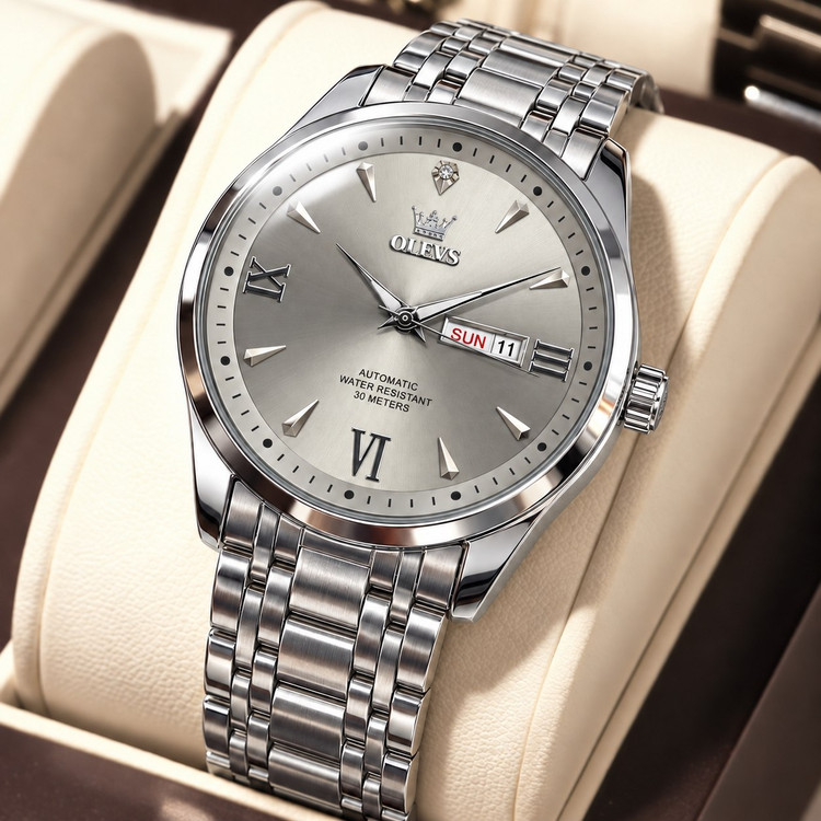 olevs Collection 2026 Man watch الوز مردونه 《ویژگی های محصول 》 موتور کوارتز کارت مقاوم در برابر آب طرح الماس دارای روز شمار ایام هفته صفحه شب نما بند فولاد استیل قفل پروانه ای استیل مخفی شیشه سافایر ضدخش