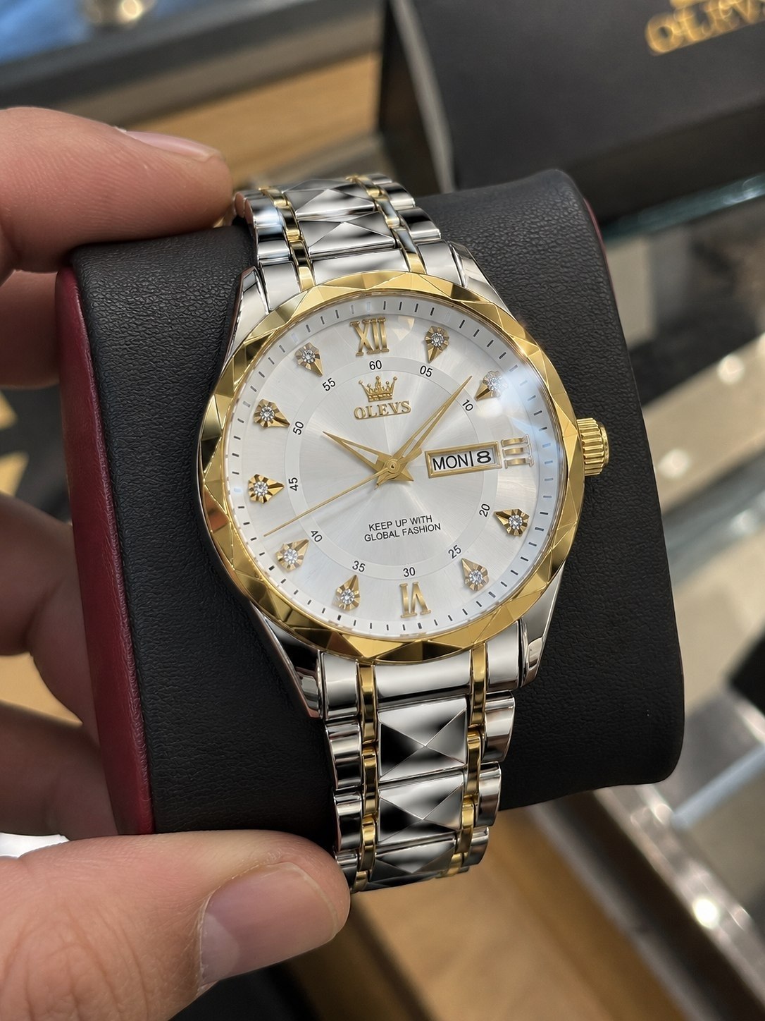 olevs Highe quality 👌   🔥Sold well   ⌚✨ ظرافتی که همیشه روی مچت می درخشه...  《ویژگی های محصول 》  موتور کوارتز مقاوم در برابر آب  طرح الماس دارای روز شمار ایام هفته  صفحه شب نما بند وستاری قفل پروانه ای استیل مخفی شیشه سافایر ضدخش طراحی چشمگیر و جذاب