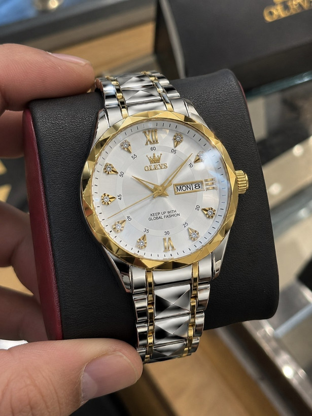olevs Highe quality 👌 🔥Sold well ⌚✨ ظرافتی که همیشه روی مچت می درخشه... 《ویژگی های محصول 》 موتور کوارتز مقاوم در برابر آب طرح الماس دارای روز شمار ایام هفته صفحه شب نما بند وستاری قفل پروانه ای استیل مخفی شیشه سافایر ضدخش طراحی چشمگیر و جذاب